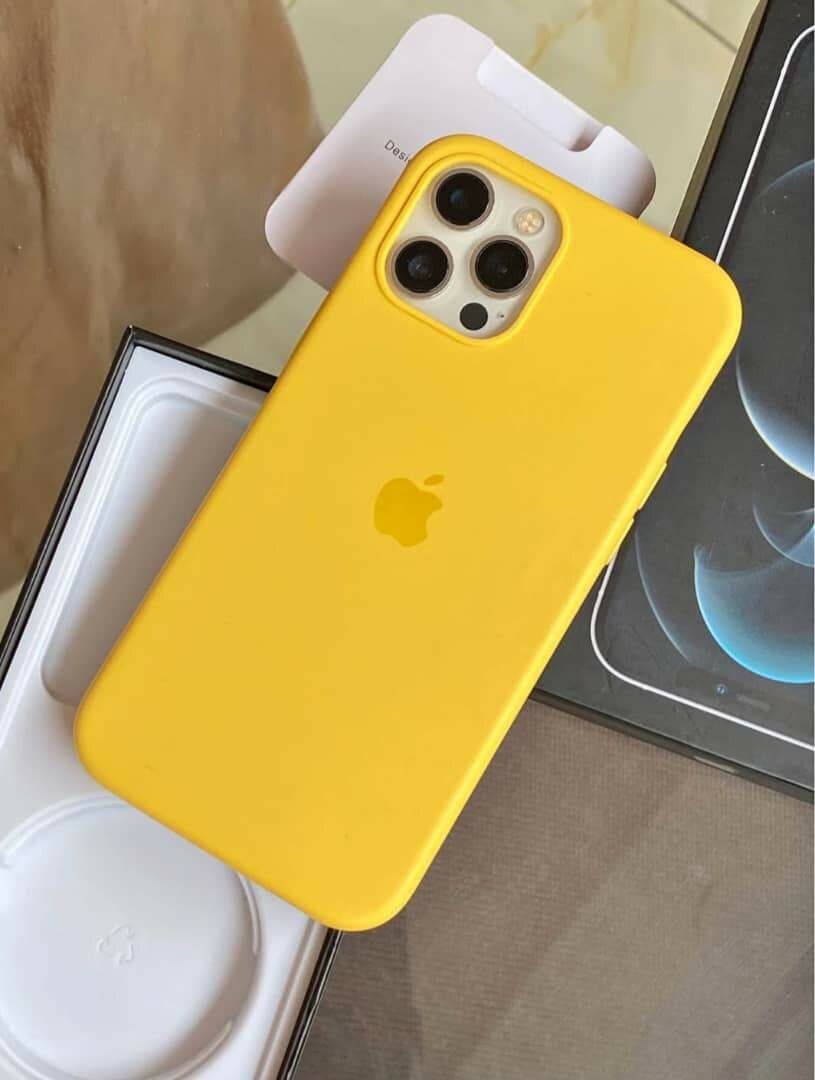 iPhone avec coque jaune