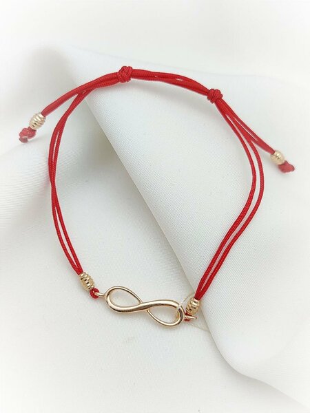Красная нить с золотыми вставками «Бесконечность»