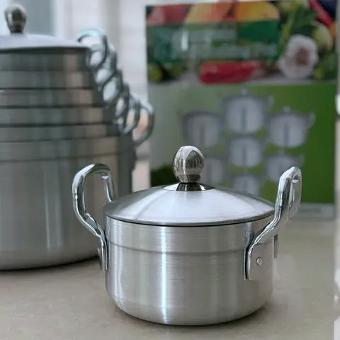 Lots de 7 casseroles en aluminium salide