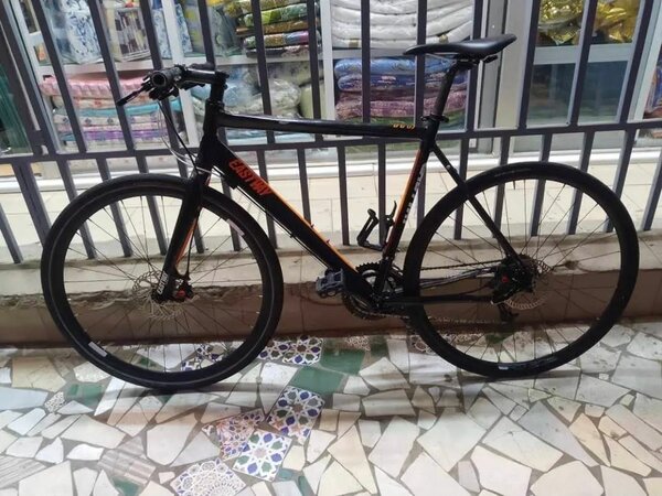 Vélo de route noir et orange