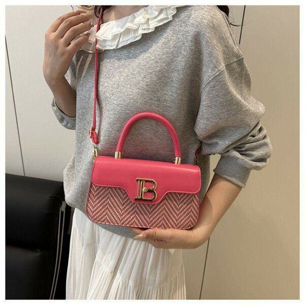 Sac à main rose avec lettre B dorée