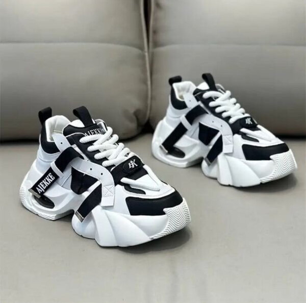 Chaussures de sport blanches et noires