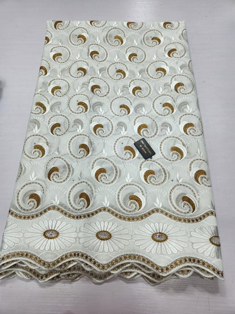 Tissu brodé coloré