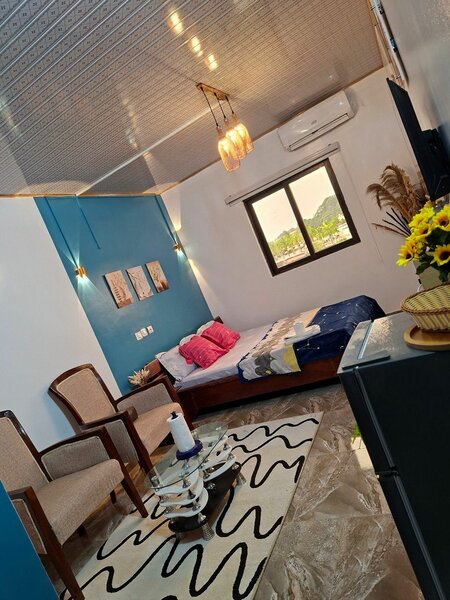 Chambre moderne avec literie confortable