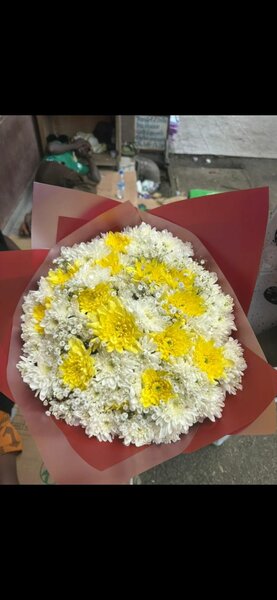 Bouquet de fleurs blanches et jaunes