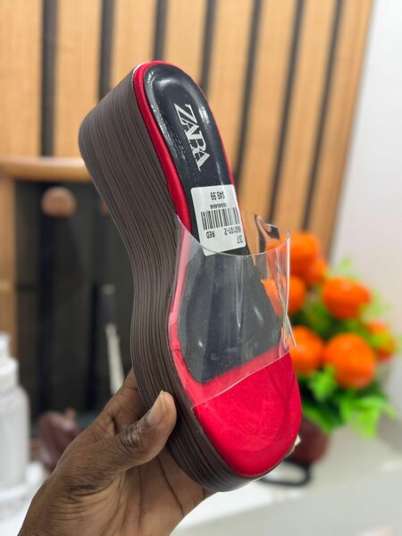 Chaussures compensées transparentes