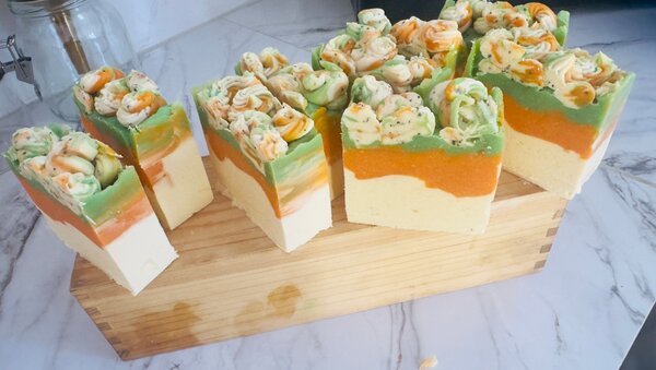 Savon artisanal coloré