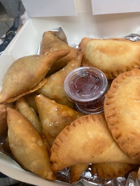 Samosas savoureux et pastel