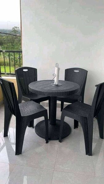 Table et 4 chaise  natte