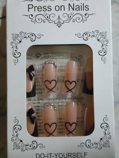 Ongles Faux Cœurs Élégants