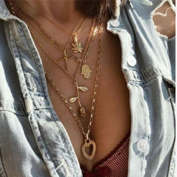 Colliers superposés dorés