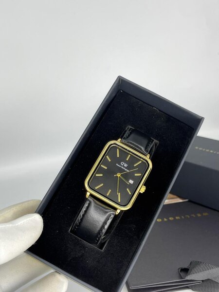 Montre élégante en cuir noir