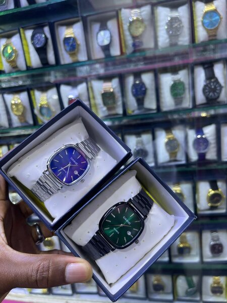 Montres élégantes en acier inoxydable