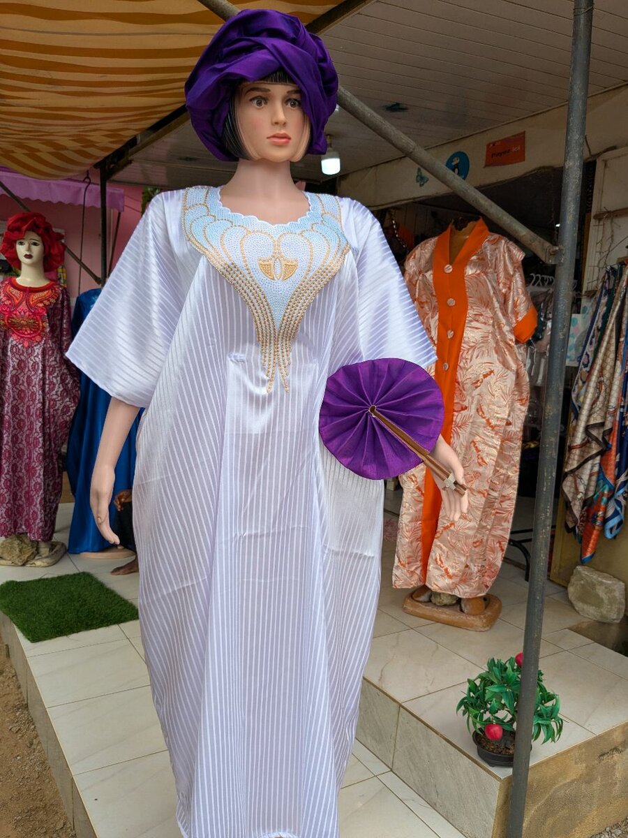 Boubou avec coiffe et éventail