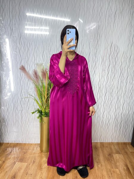 Robe longue en satin rayé
