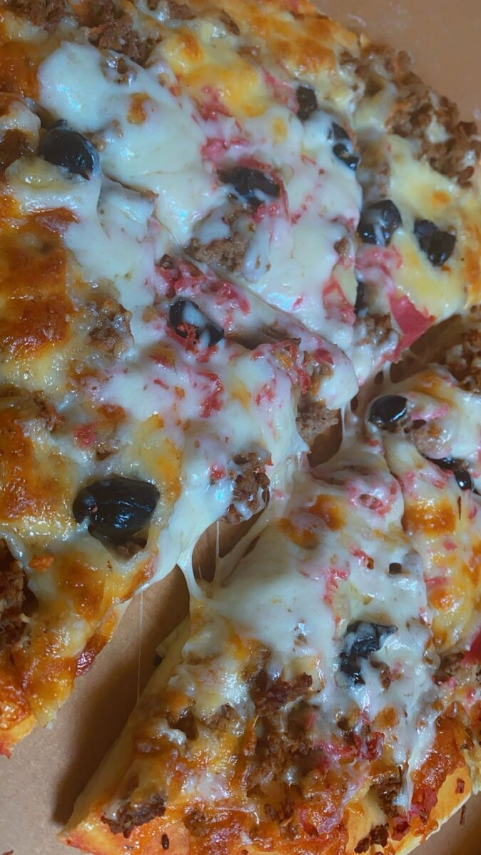 Pizza au fromage et viande épicée