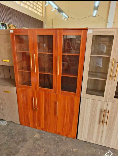 Armoire vitrée en bois avec portes