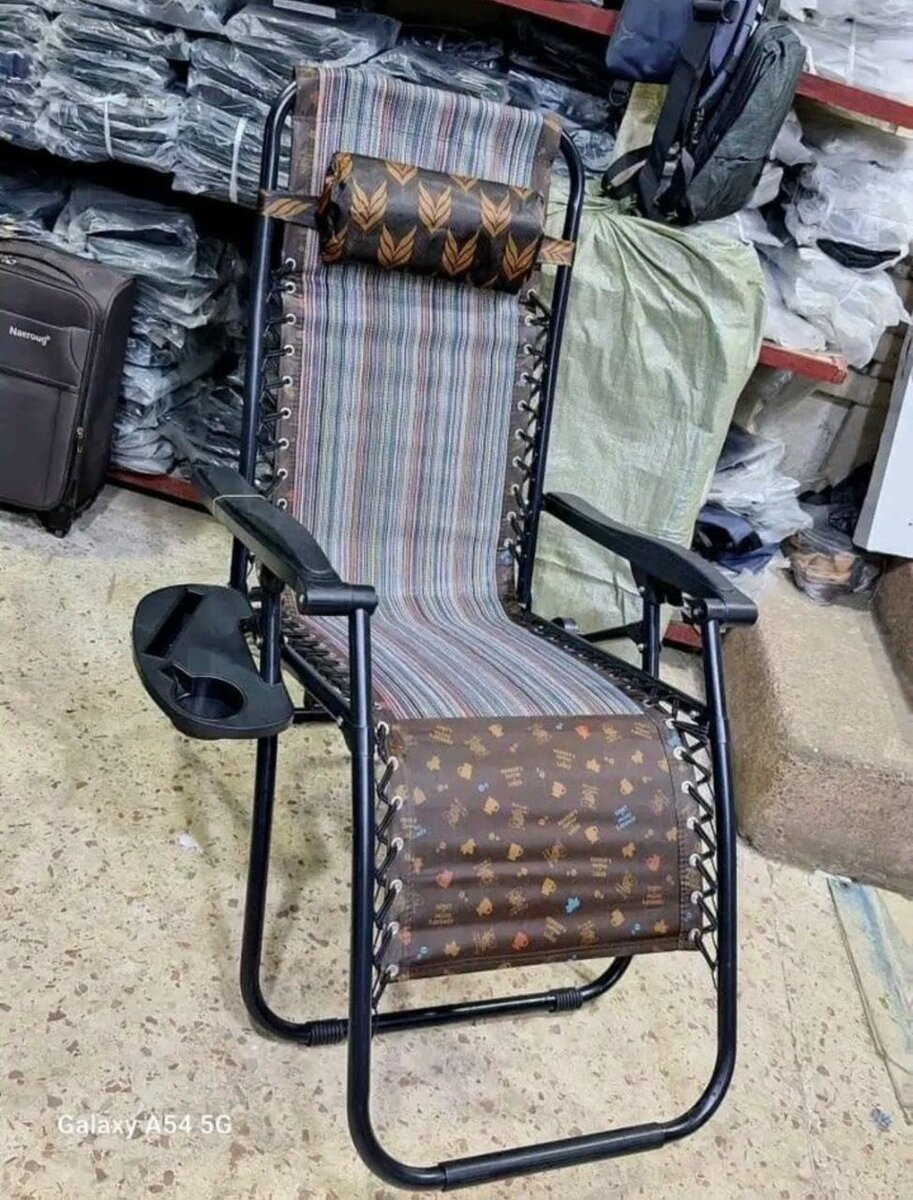 Chaise Pliante En Fer Couvert De Tissu Multicolore