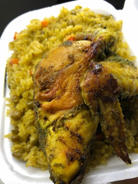 Riz épicé avec poulet grillé