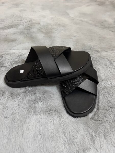 Sandales noires à motif serpent