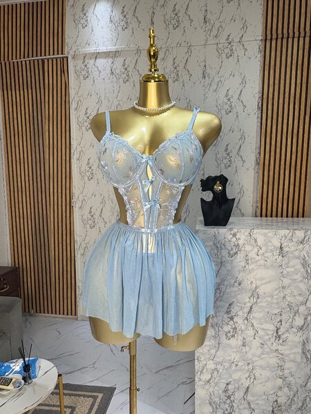 Nuisette bleue élégante dentelle