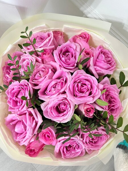 Розовые розы