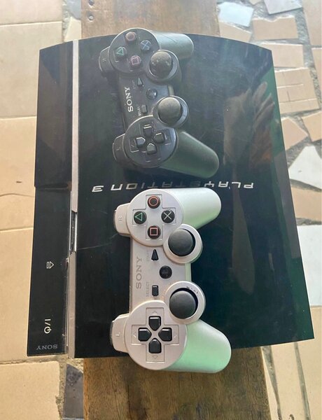 Console Sony PlayStation 3 avec manettes