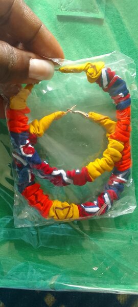 Boucles d'oreille habillées de pagne