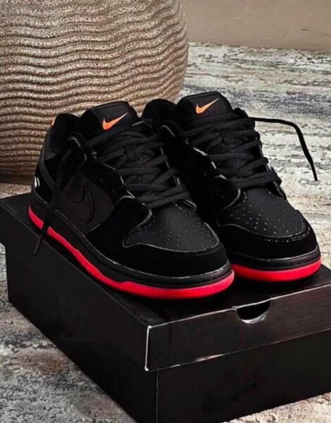 Chaussures Nike Noires & Rouges