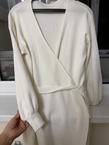 Красивое белое платье на папах. Состояние отличное. Покупала