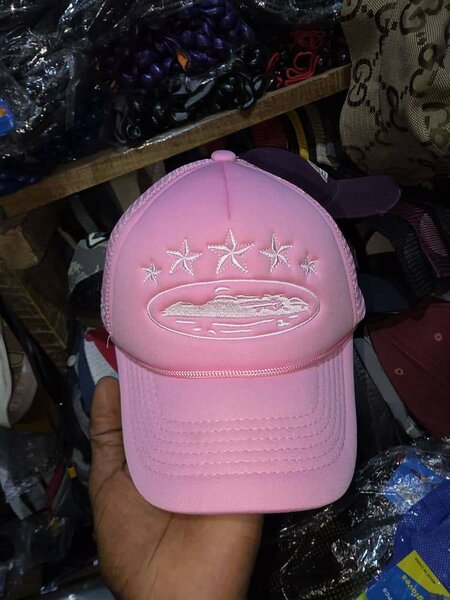 Casquette rose étoilée