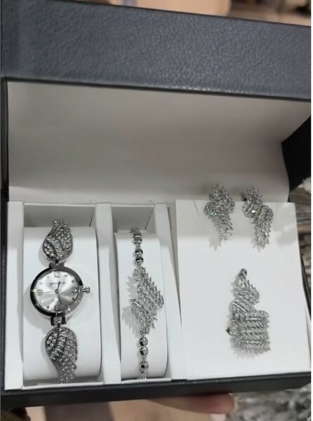 Комплект красивых украшений с часами