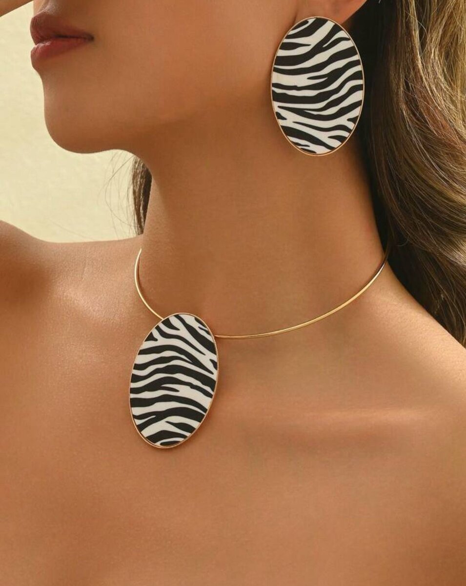 Élégant collier et boucles d'oreilles zébrés