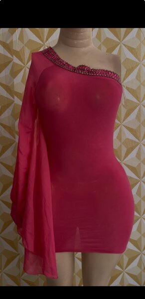 Robe asymétrique rose élégante