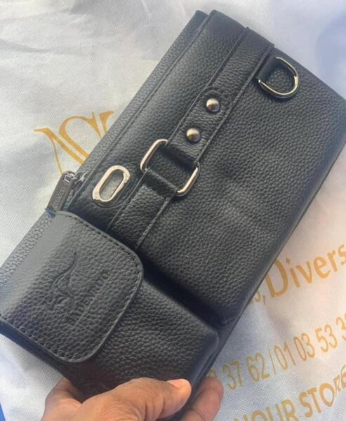 Pochette 100% cuir pour homme.