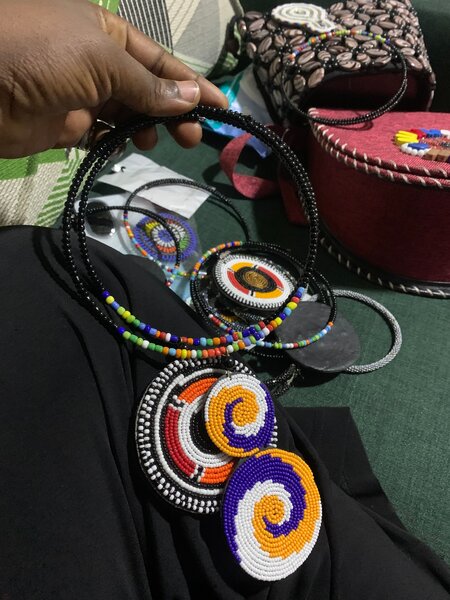 Collier perlé et sandales bohèmes