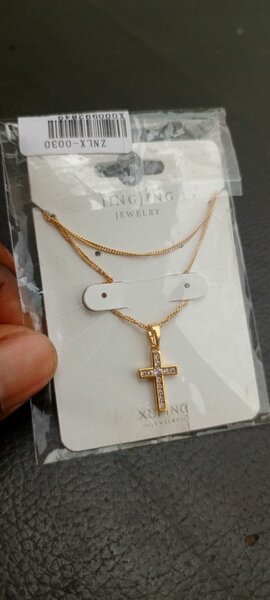 Collier croix doré élégant