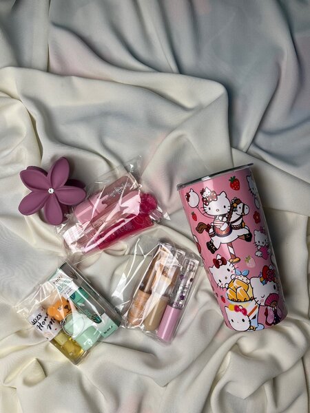 Tumbler kawaii avec accessoires beauté