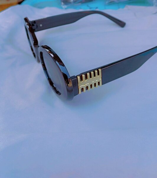 Lunettes de soleil noir avec détails dorés