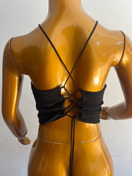 Top court noir dos croisé