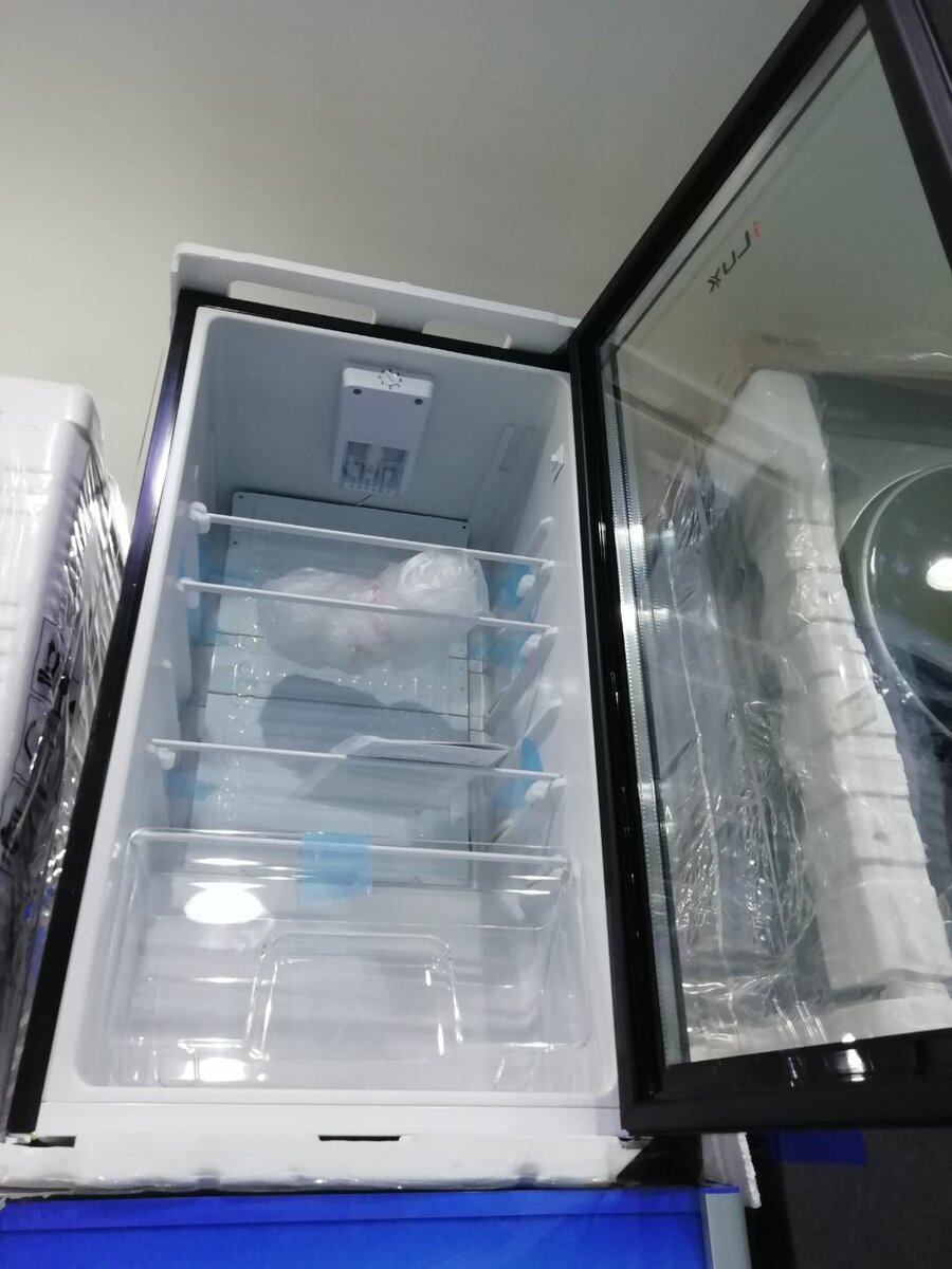 Réfrigérateur vitré élégant