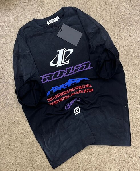 T-shirt moderne graphique noir