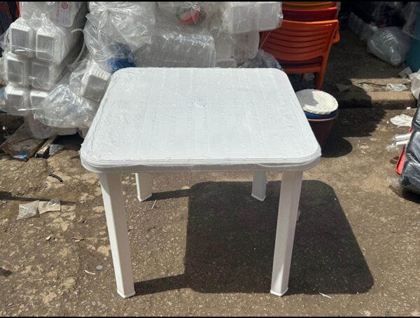 Table en plastique carré