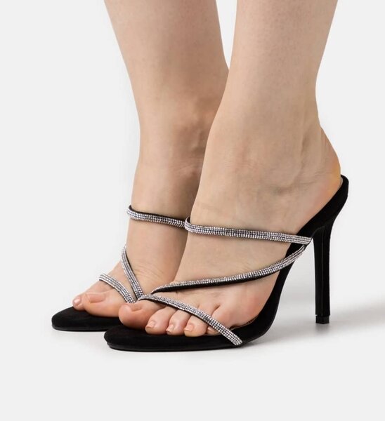 Sandales à talons noires avec strass