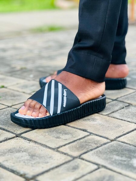 Claquettes noires unisexes