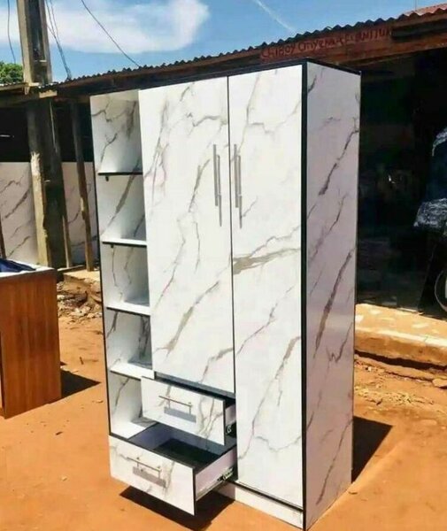 Armoire en marbre blanc avec portes et tiroirs