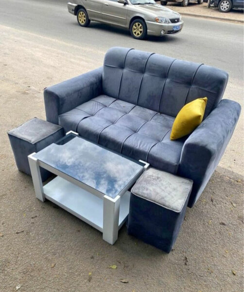 Canapé convertible bleu avec table