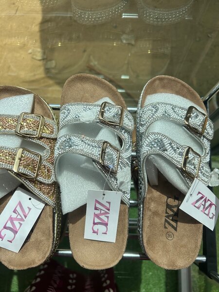 Sandales à boucles brillantes