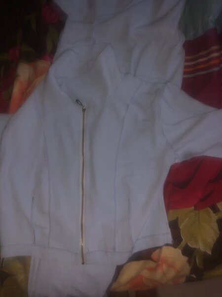 Veste blanche élégante zippée