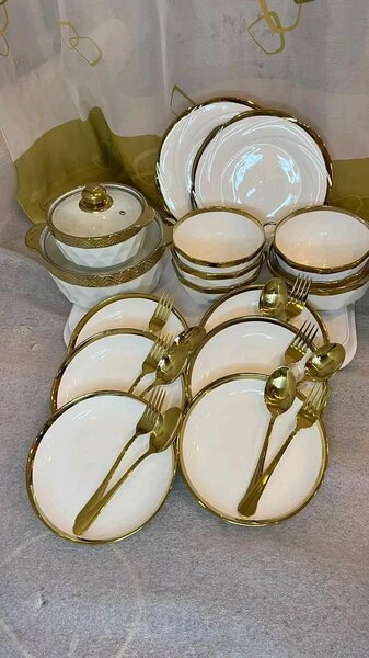 Service de table en porcelaine dorée